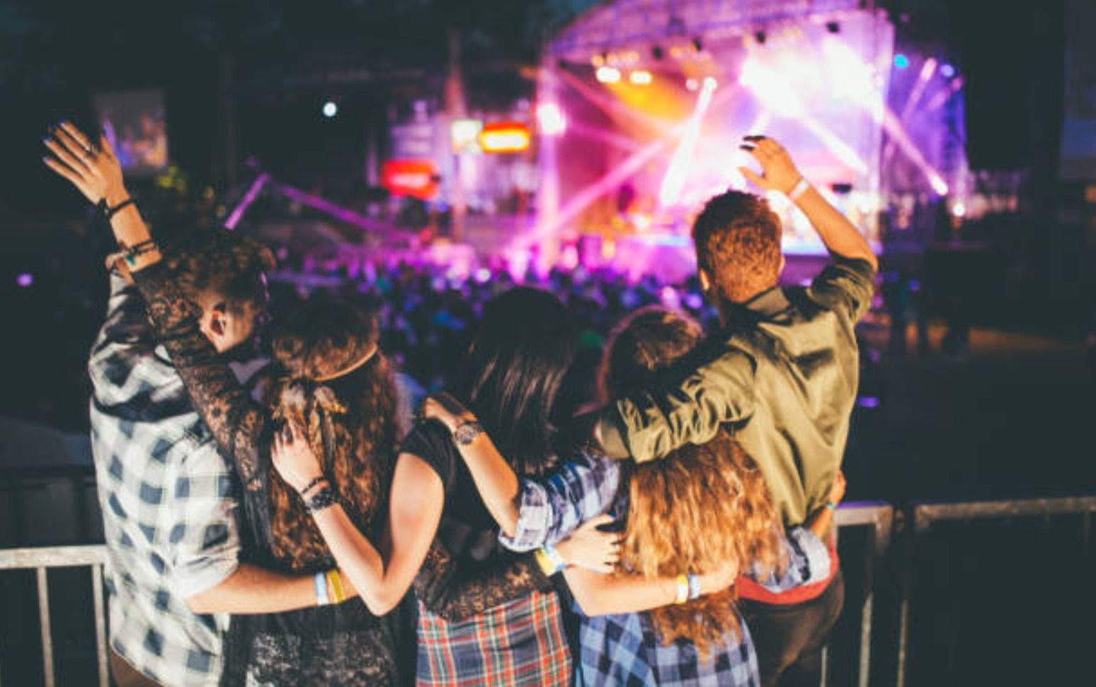 Varias personas disfrutan de un concierto