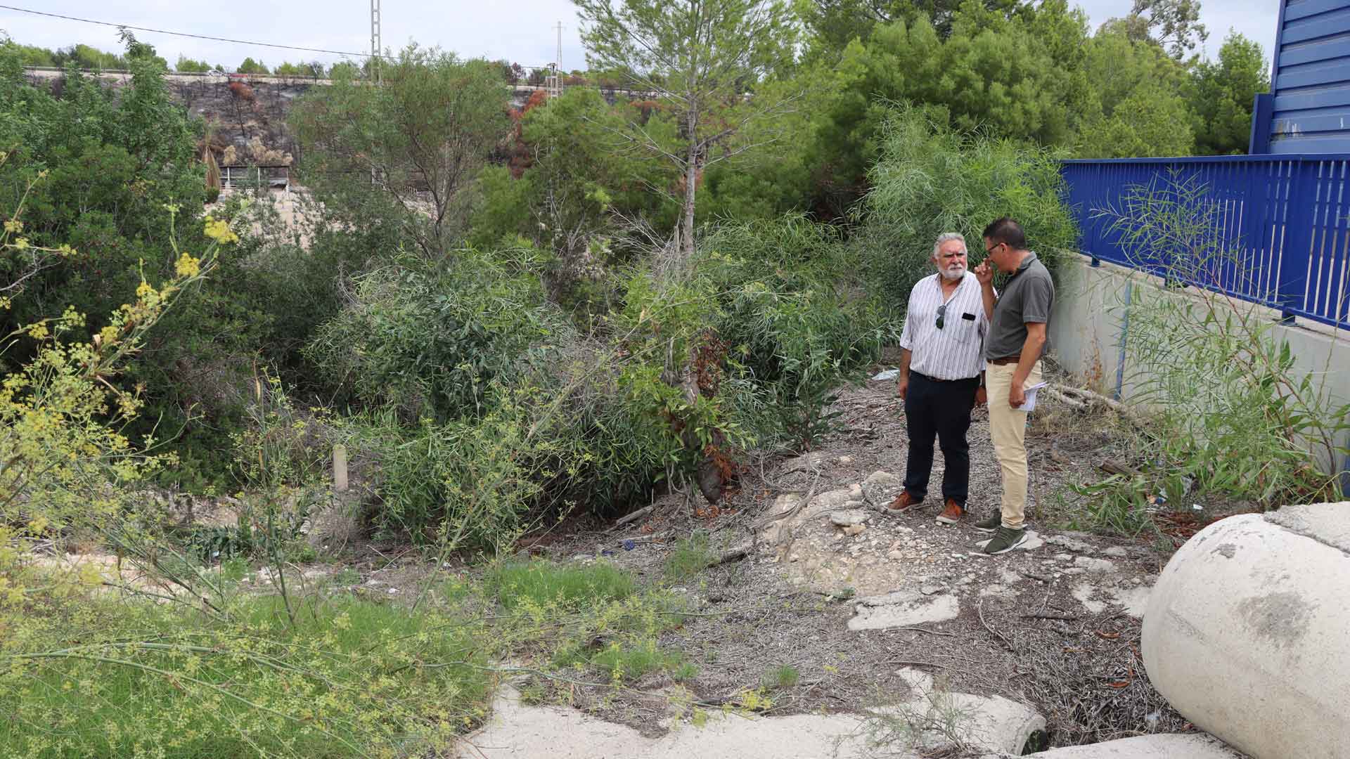 El regidor del Cicle de l'Aigua al costat d'un dels barrancs de Benidorm