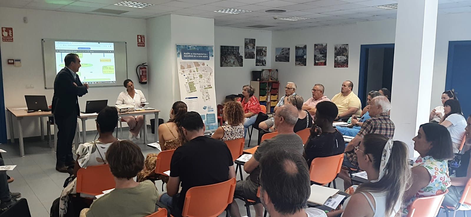 El regidor Antonio Peral explica la convocatòria a les associacions
