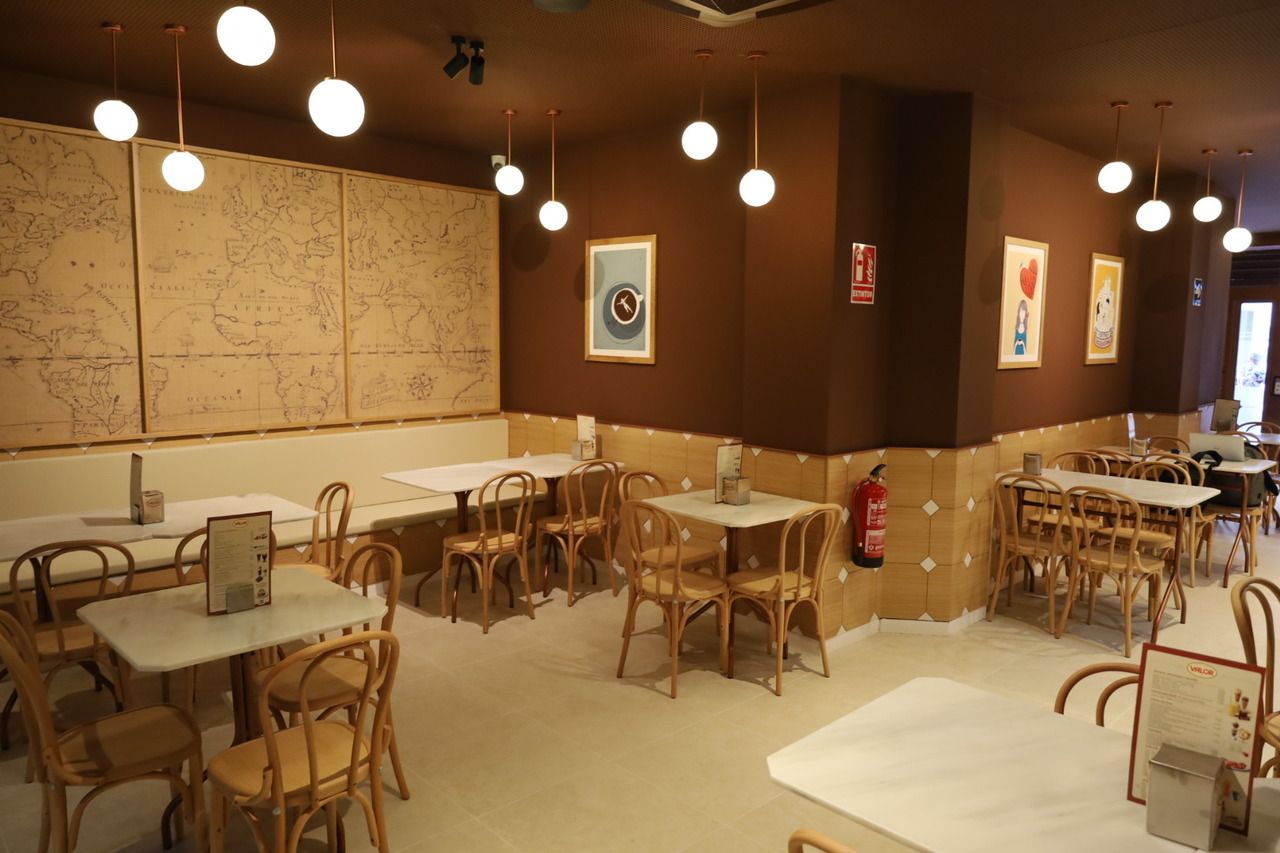 Interior de la nova botiga de Xocolateries Valor a Sant Vicent