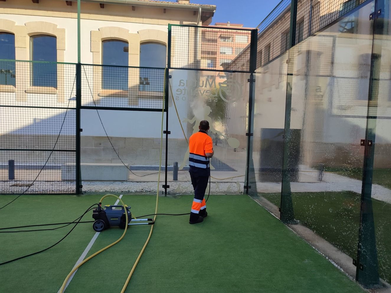Un operari de manteniment en les pistes de pàdel