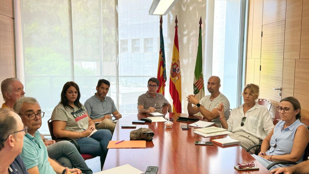 Reunión informativa sobre los nuevos pliegos de limpieza en el Ayuntamiento de San Vicente