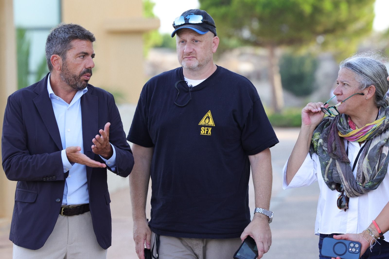 Carlos Mazón junto a los productores de la serie