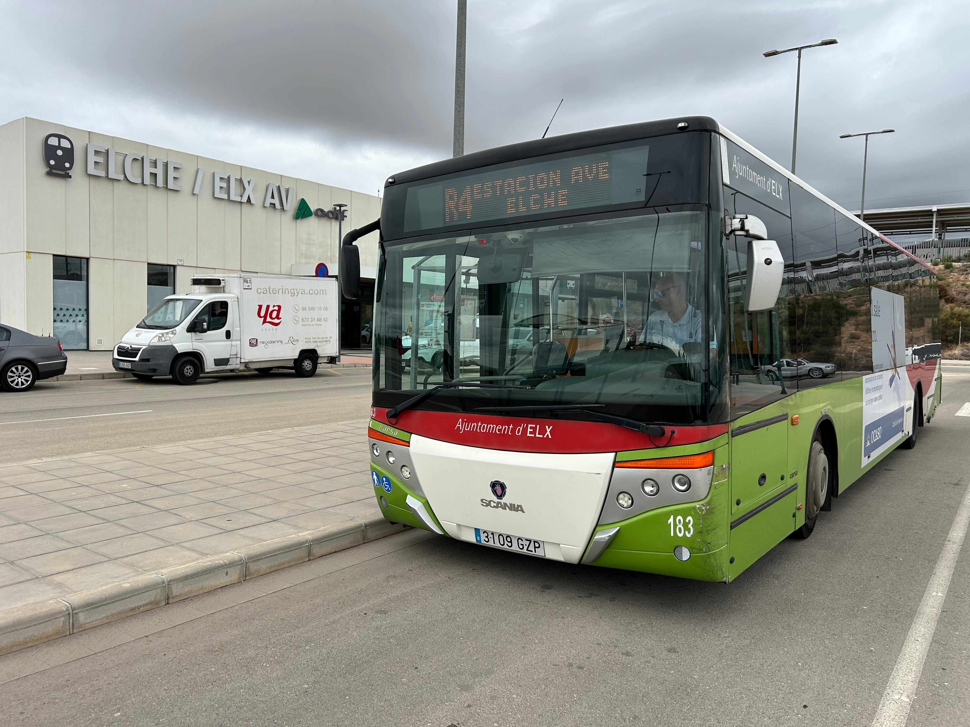 Autobús en la estación de AVE de Elche