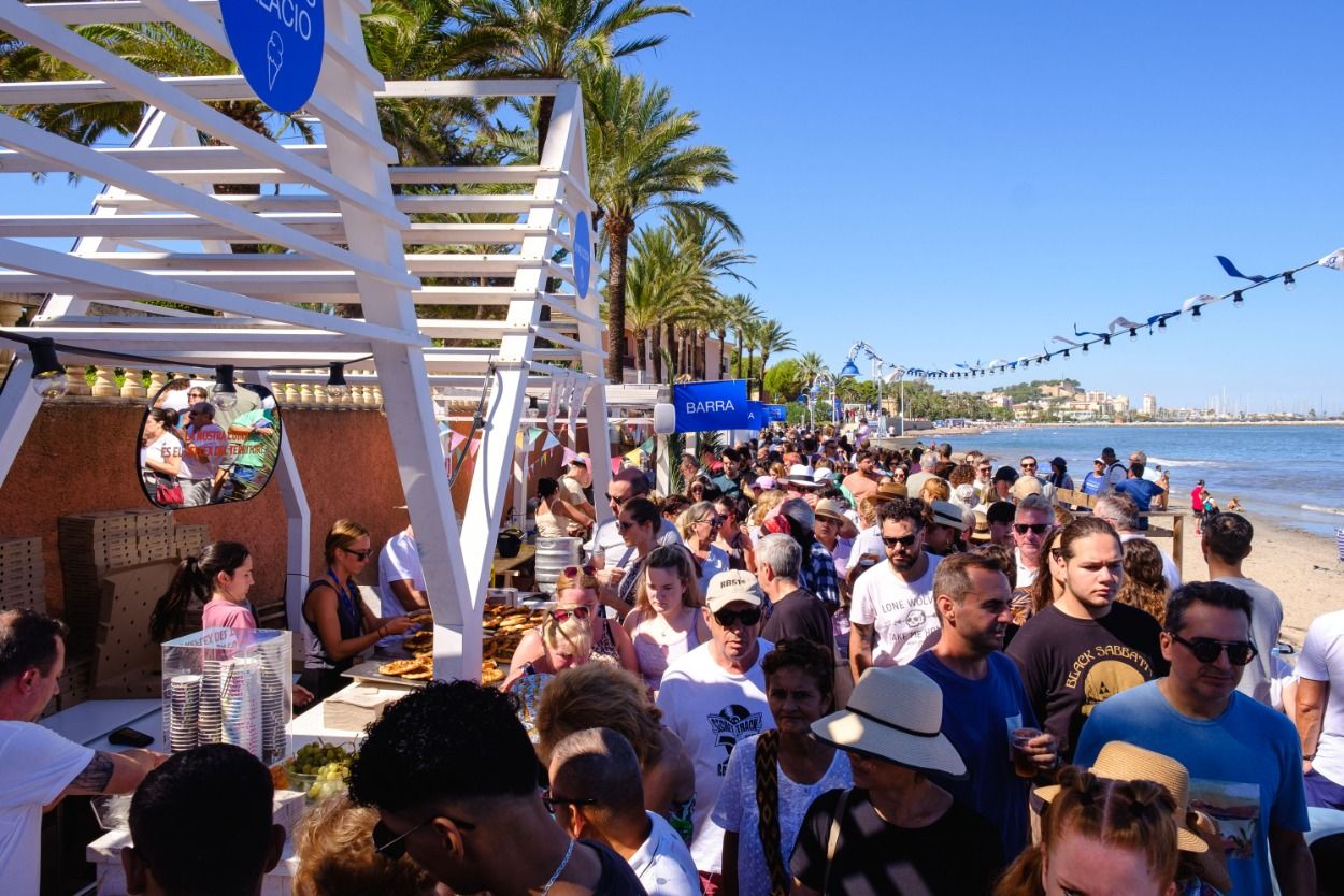 Diverses persones gaudixen de l'anterior edició del D*na Festival