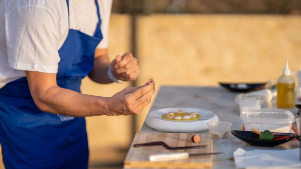 Un chef preparando uno de los platos