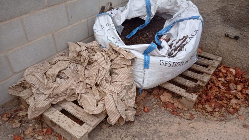 Material de obra en el patrio del Santo Ángel de la Guarda de Alicante