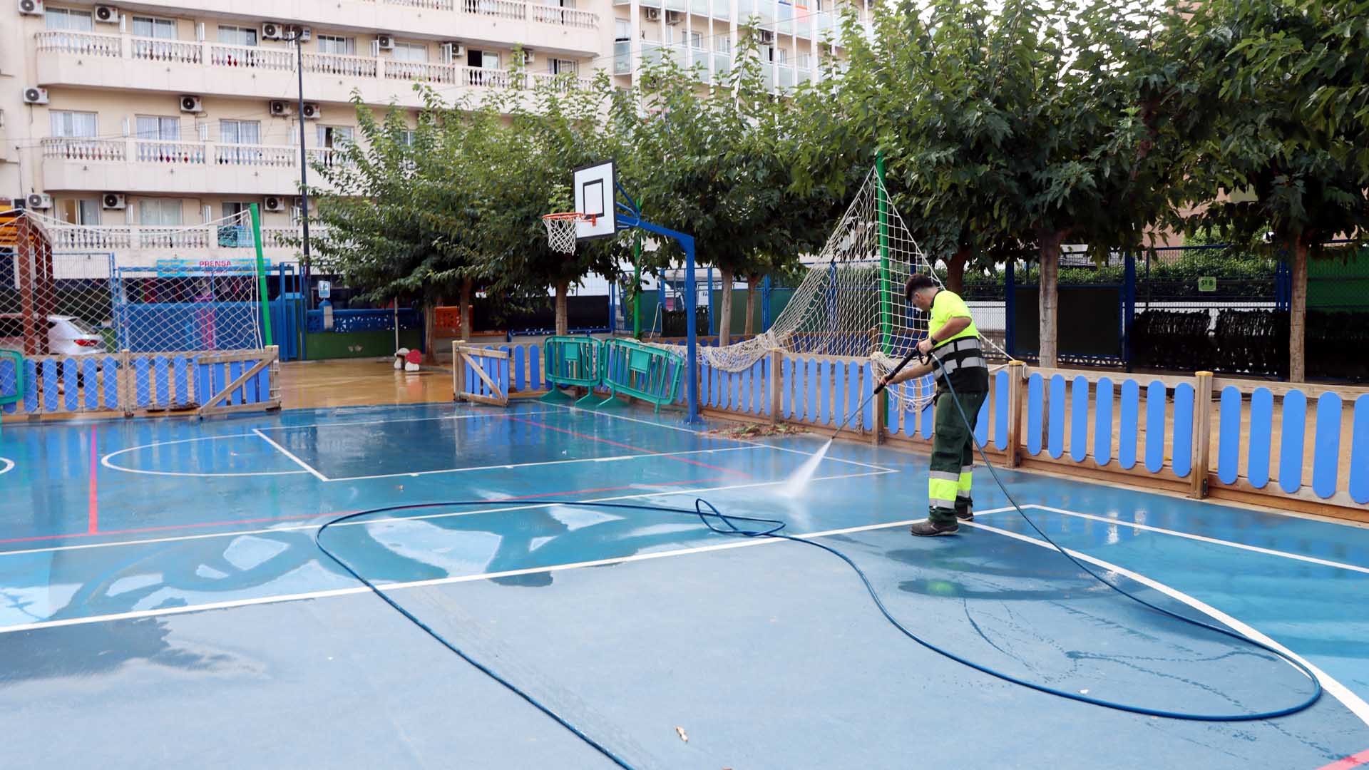 Neteja en el pati d'un centre educatiu de Benidorm