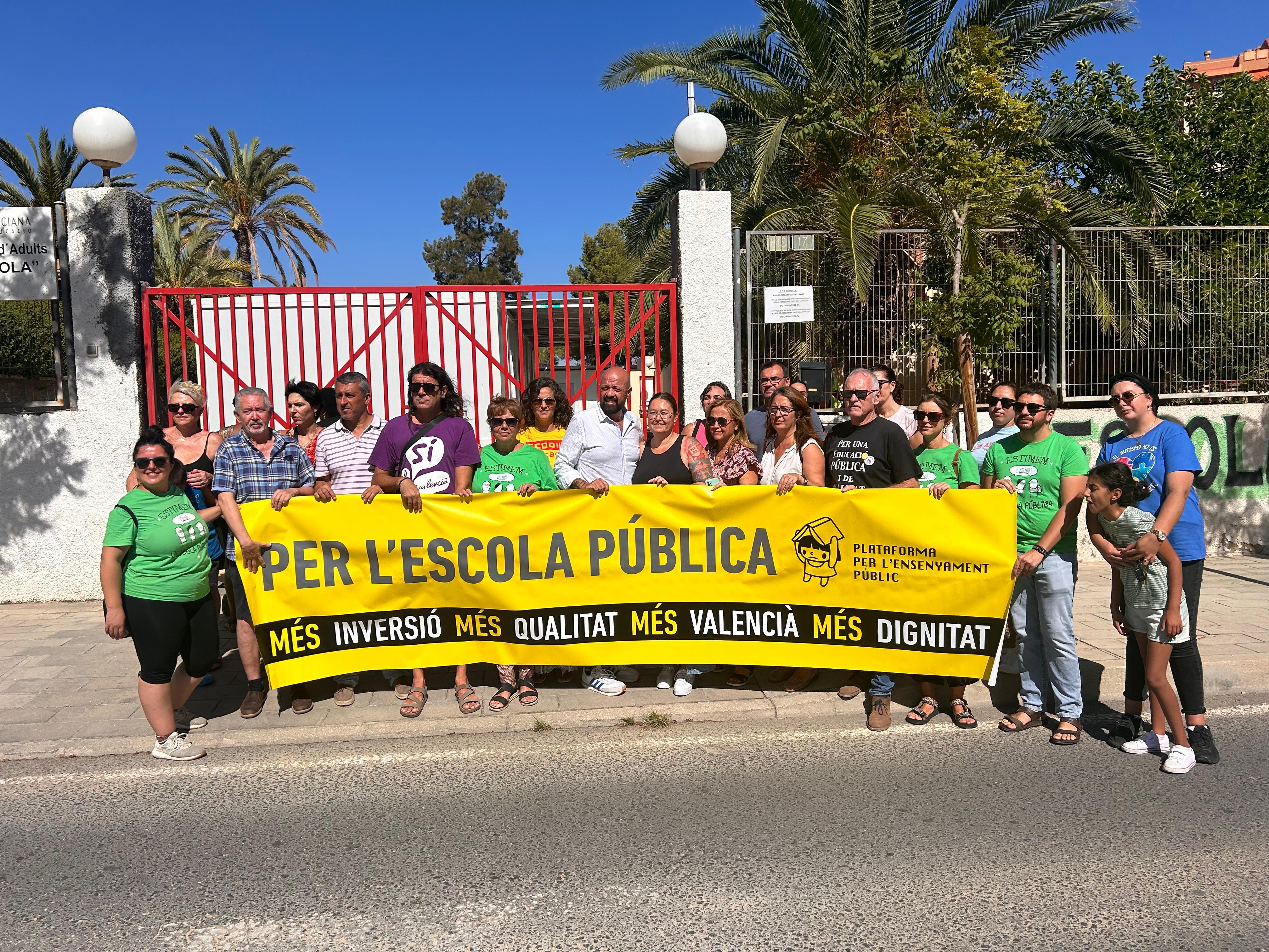 Concentració enfront del col·legi Santo Ángel de la Guarda