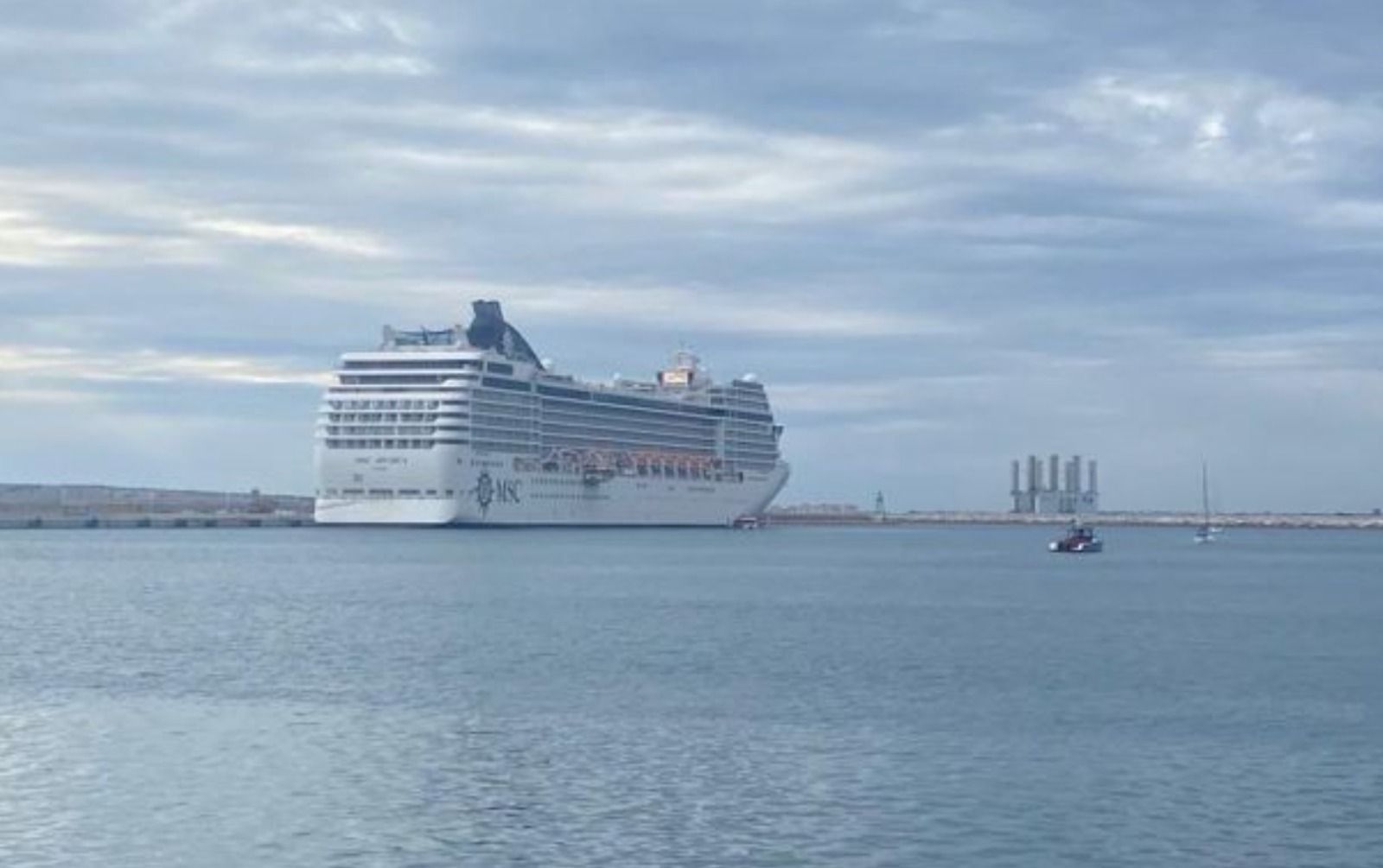 Creuer atracat en el Port d'Alacant