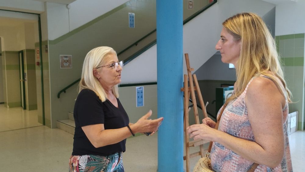 Reunió entre la directora del CEIP Voramar i la regidora d'Educació, Mari Carmen De España