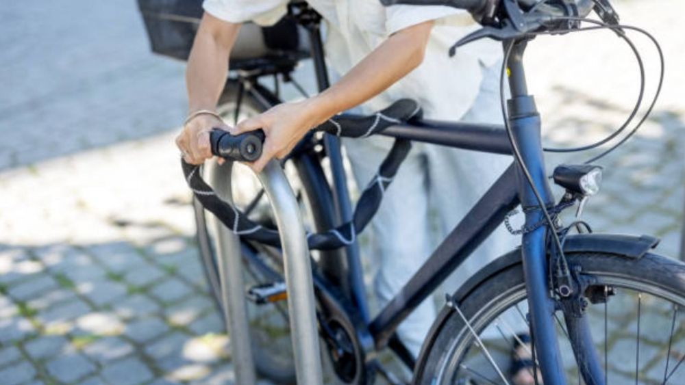 Una persona en bicicleta