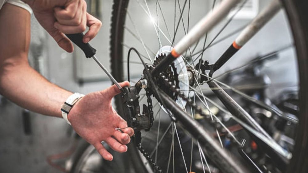 Una persona reparando una bicicleta