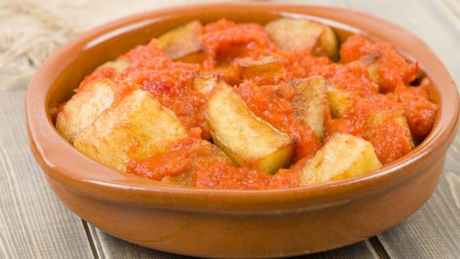 Un plato de patatas bravas