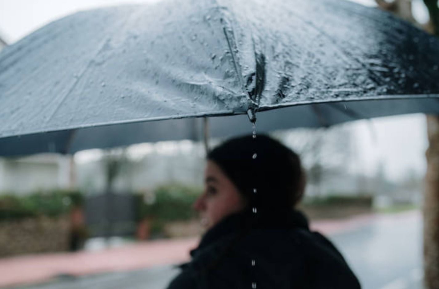 Una dona sosté un paraigua sota la pluja