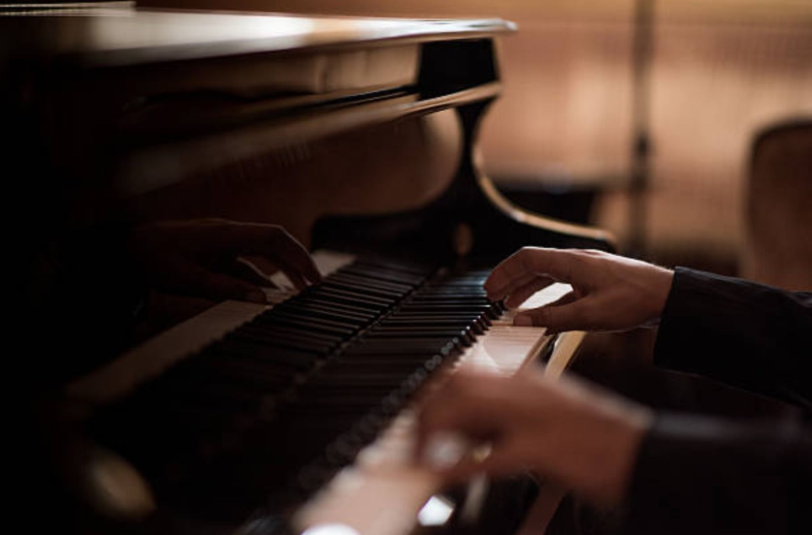 Una persona tocant el piano en un concert (Foto: Antonio Saba)