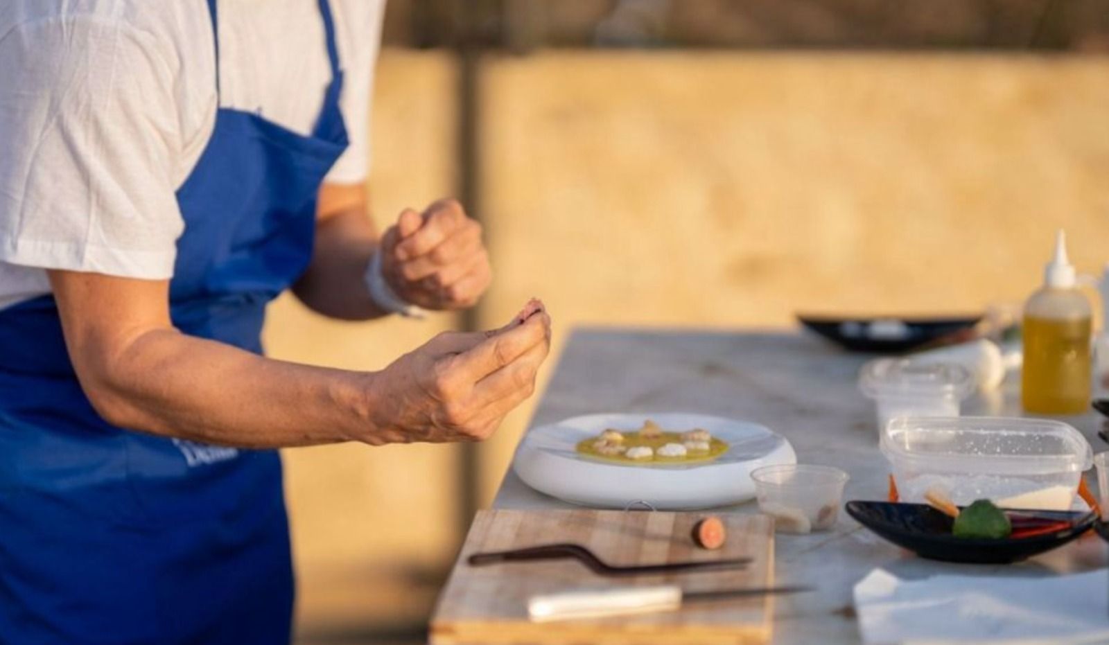 Un xef preparant un dels plats en el festival gastronòmic de Dénia