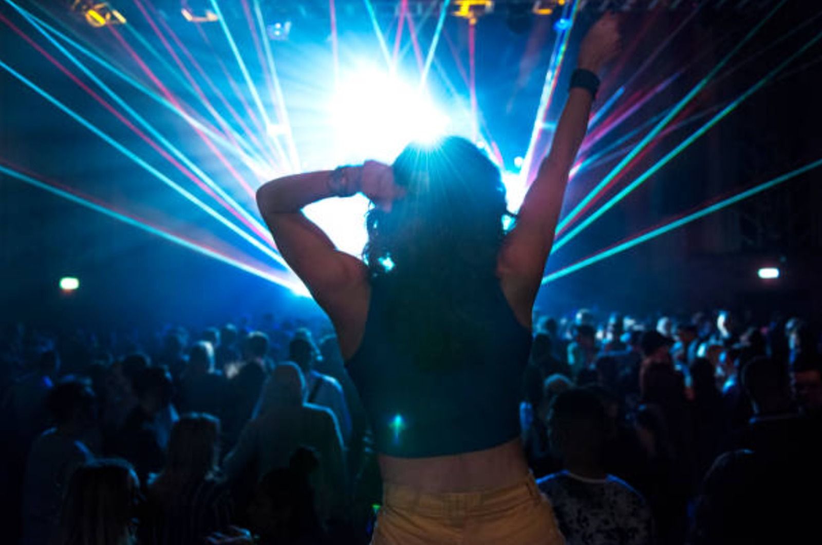 Un chica en un concierto