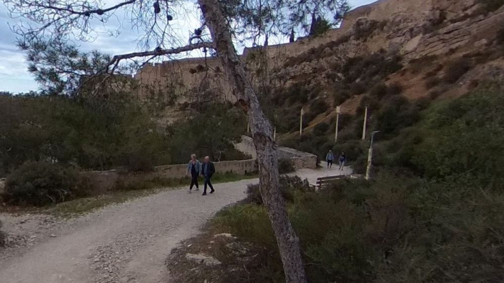 Estado actual del sendero que conecta el acceso del Castillo con La Ereta