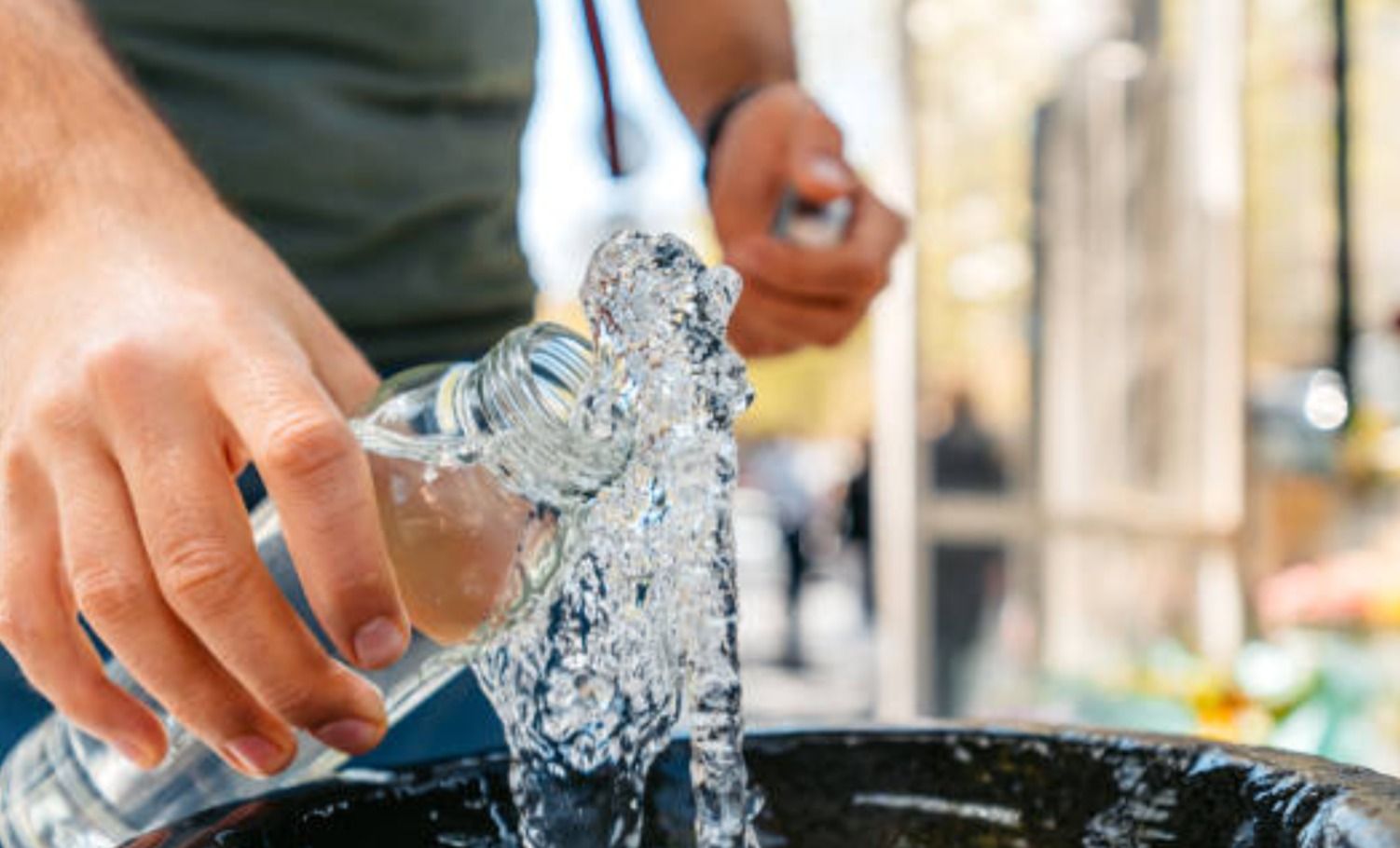 Un hombre rellena una botella de agua (Foto: urbanzon)