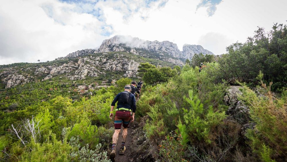 Varias personas en el sendero del Puig Campana