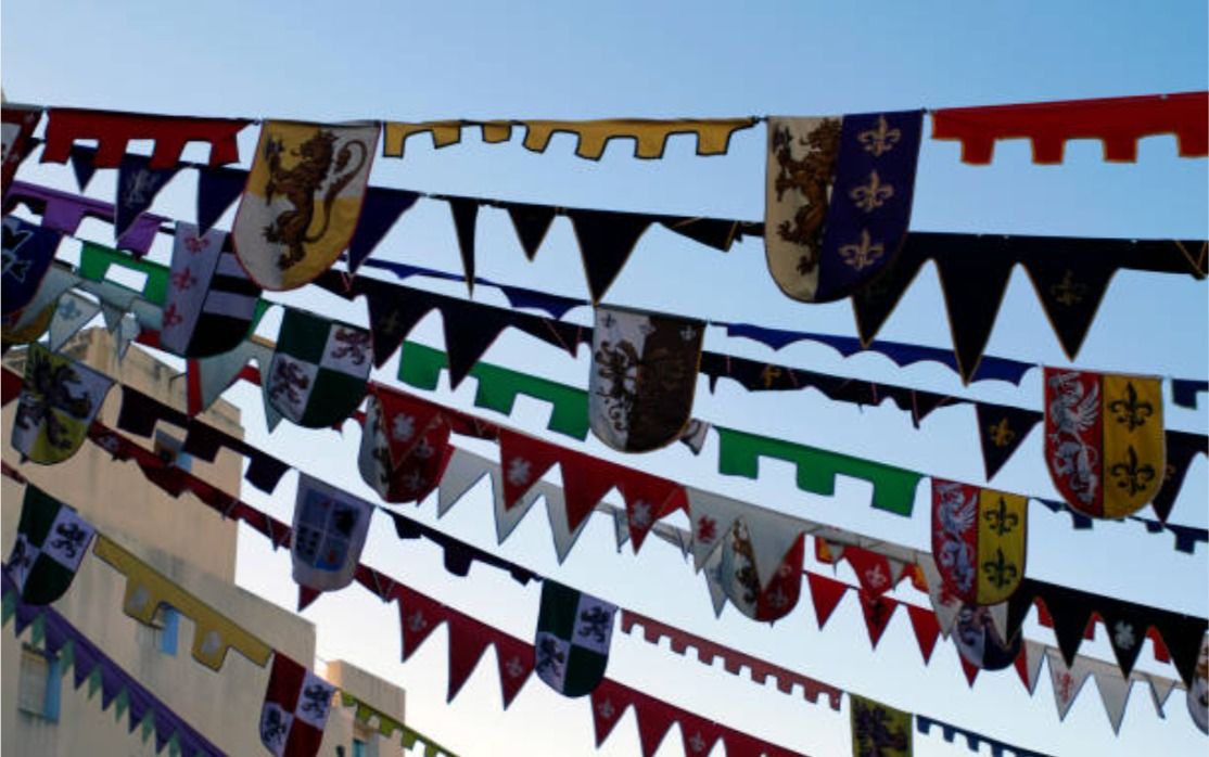 Banderes en un mercat medieval