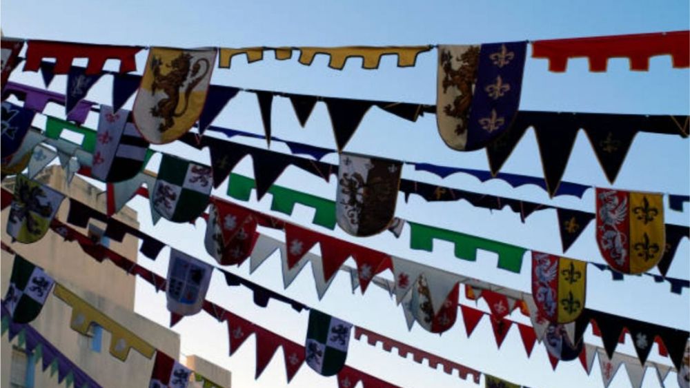 Banderas en un mercado medieval