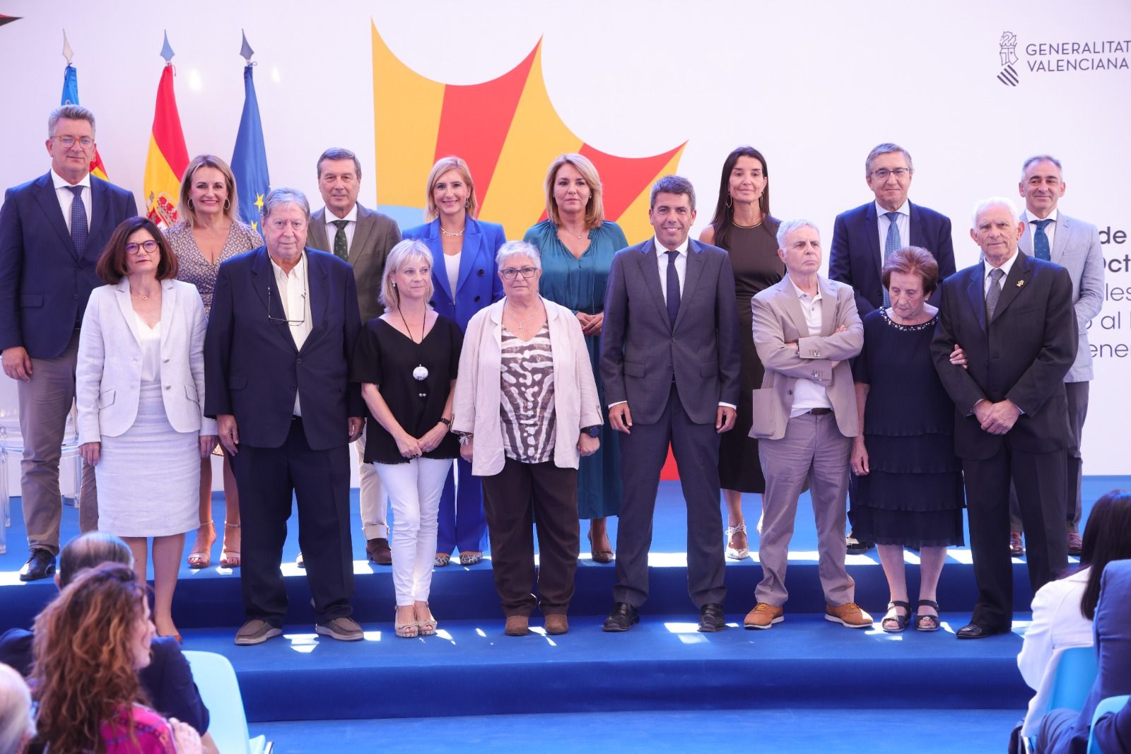 Galardonados en la ceremonia del 9 d'Octubre junto al Consell
