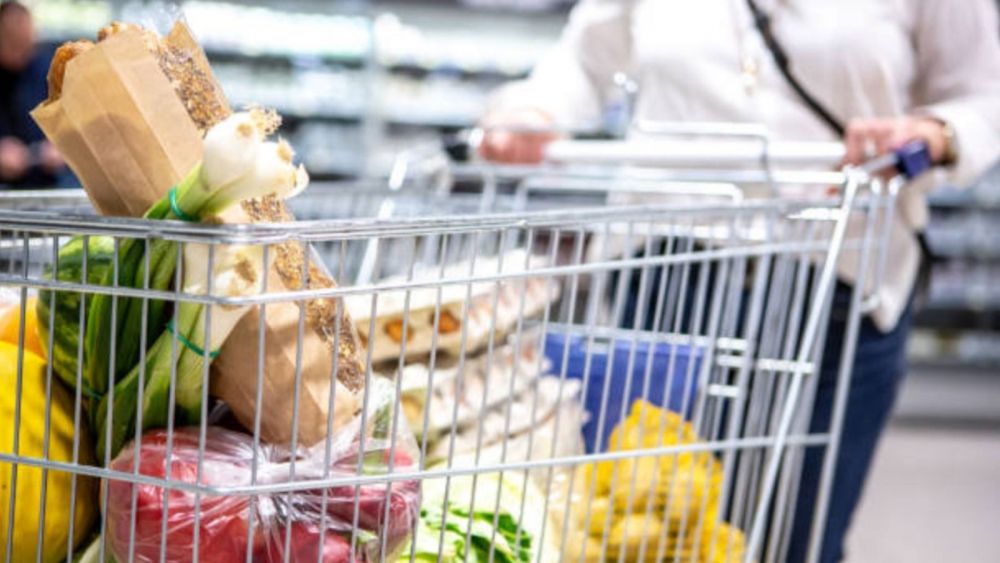 Una dona realitza la compra en un supermercat d'Alacant