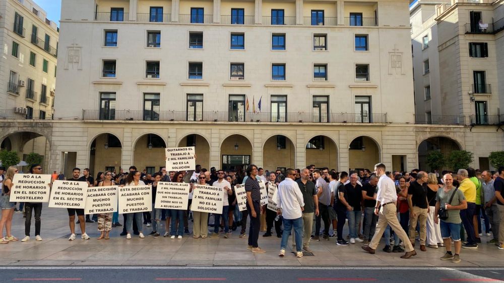 Concentración de ALROA frente al Ayuntamiento de Alicante