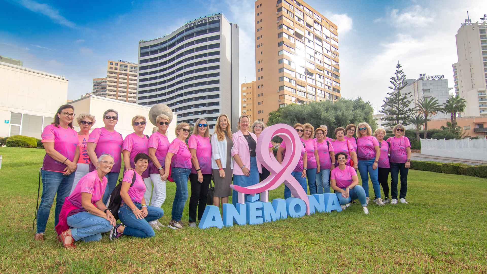 Benidorm s'unix a Anémona pel Dia Mundial contra el Càncer de Mama
