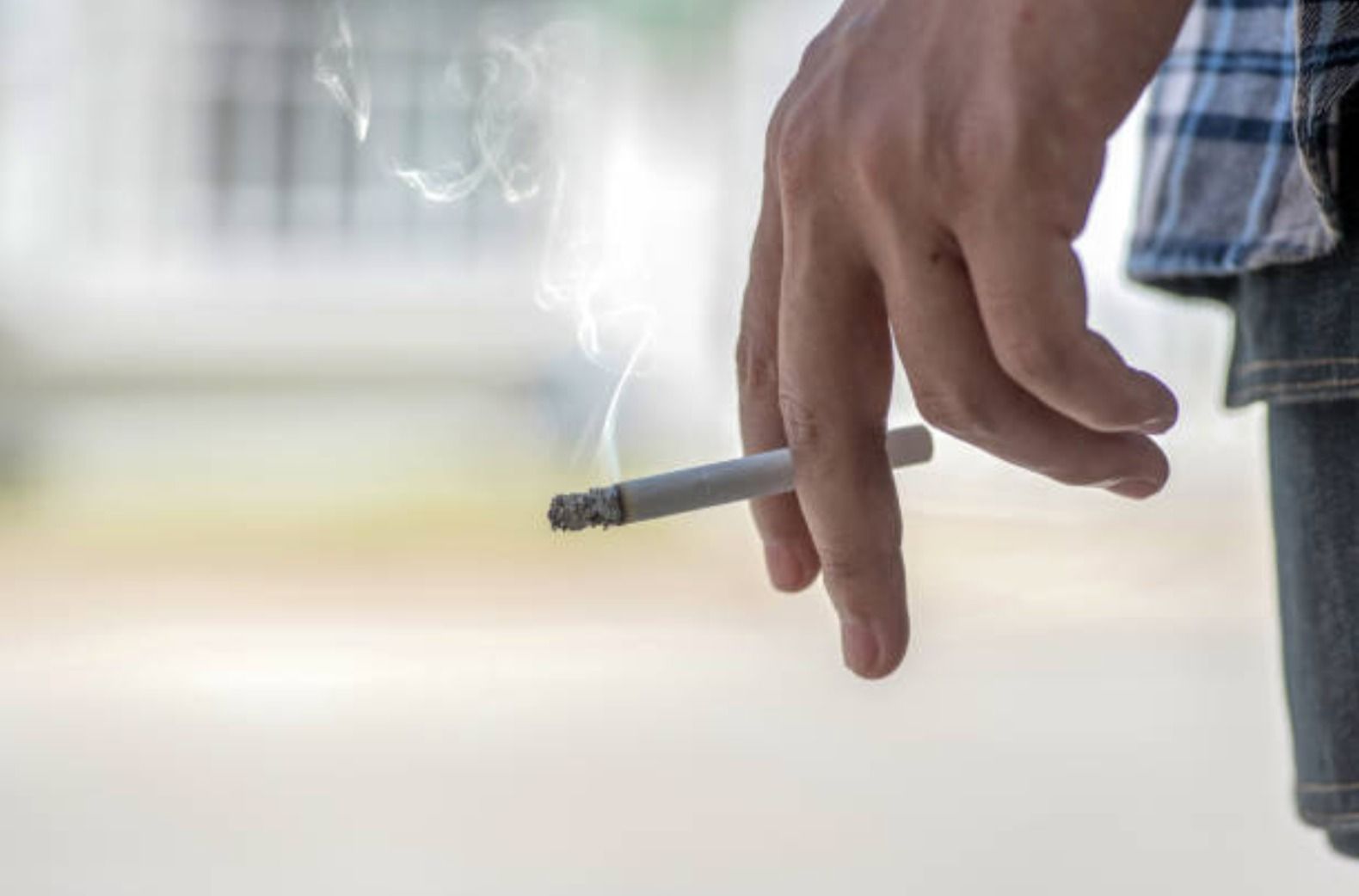 Una persona fumando
