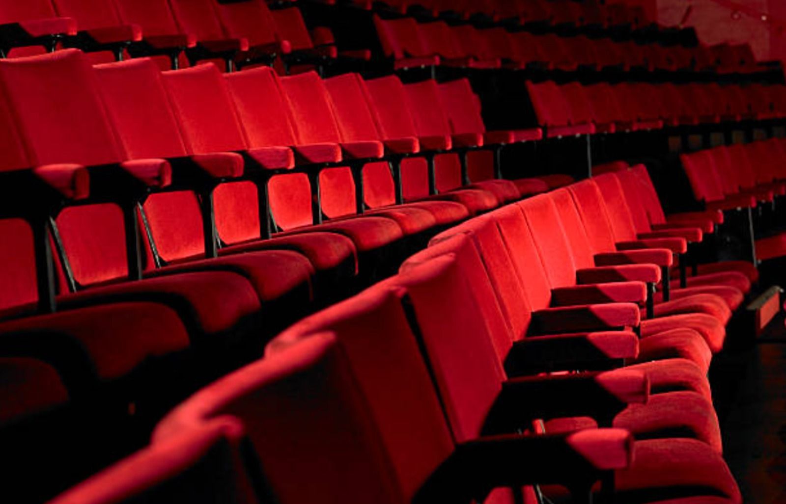 Butacas vacías en una sala de cine