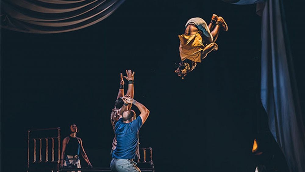 Espectacle d'acrobàcies en la Mostra de Teatre d'Alcoi