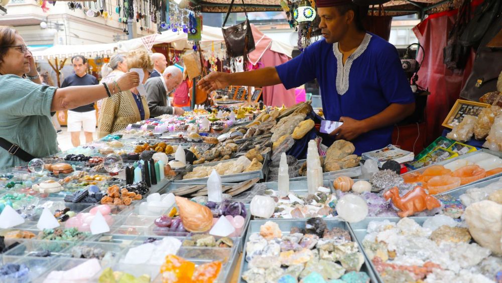 Puesto de artesanía en el mercado medieval de Elche