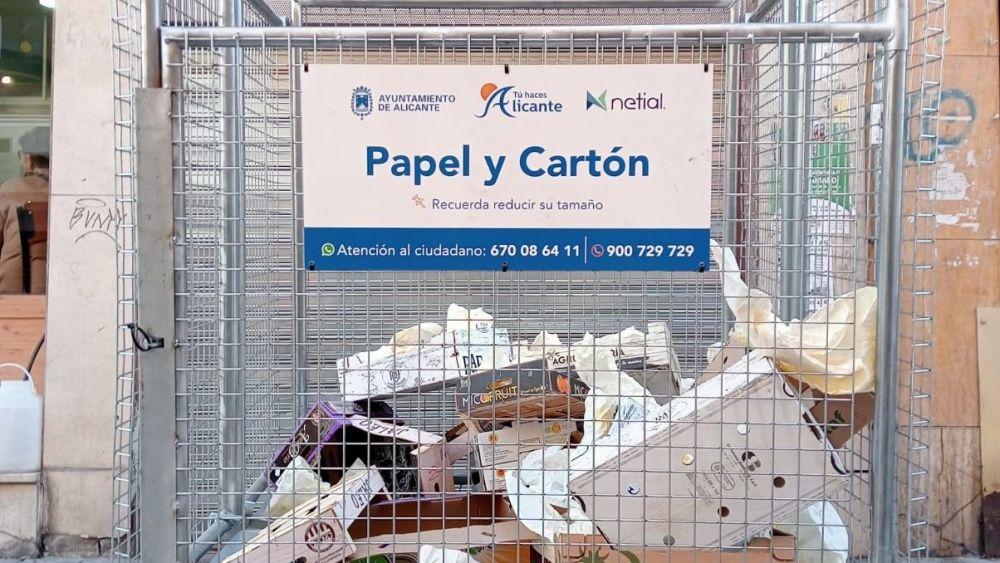 Jaula de papel y cartón en los mercadillos de Alicante Jaula de papel y cartón en los mercadillos de Alicante