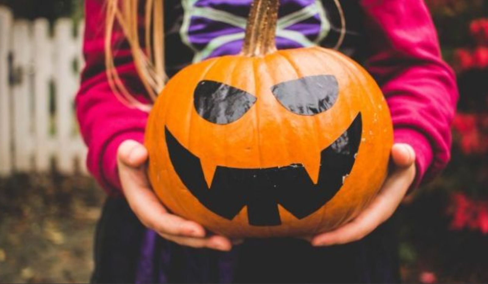 Una calabaza de Halloween en la ciudad de Alicante
