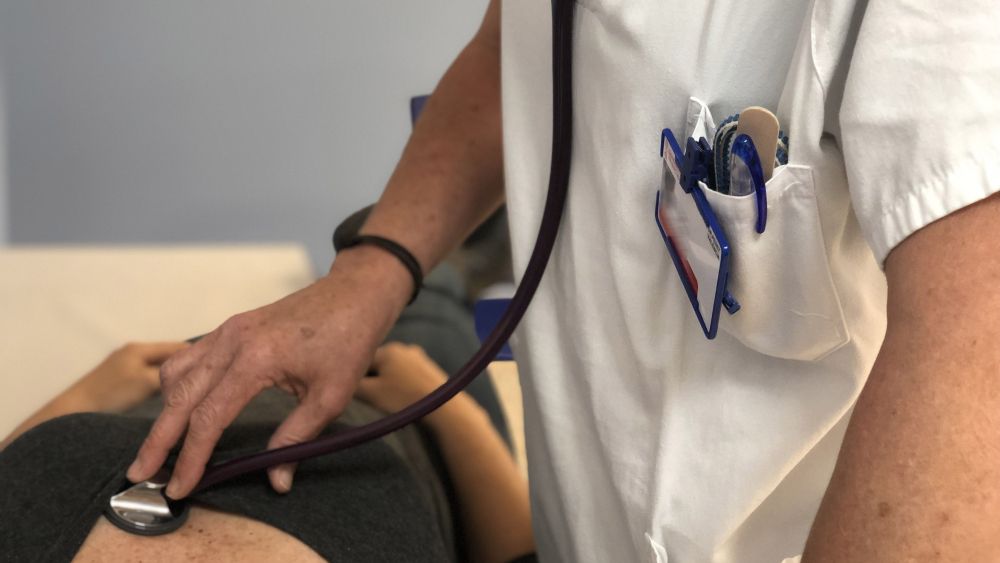 Un médico atiende a una persona en un centro de salud Un médico atiende a una persona en un centro de salud