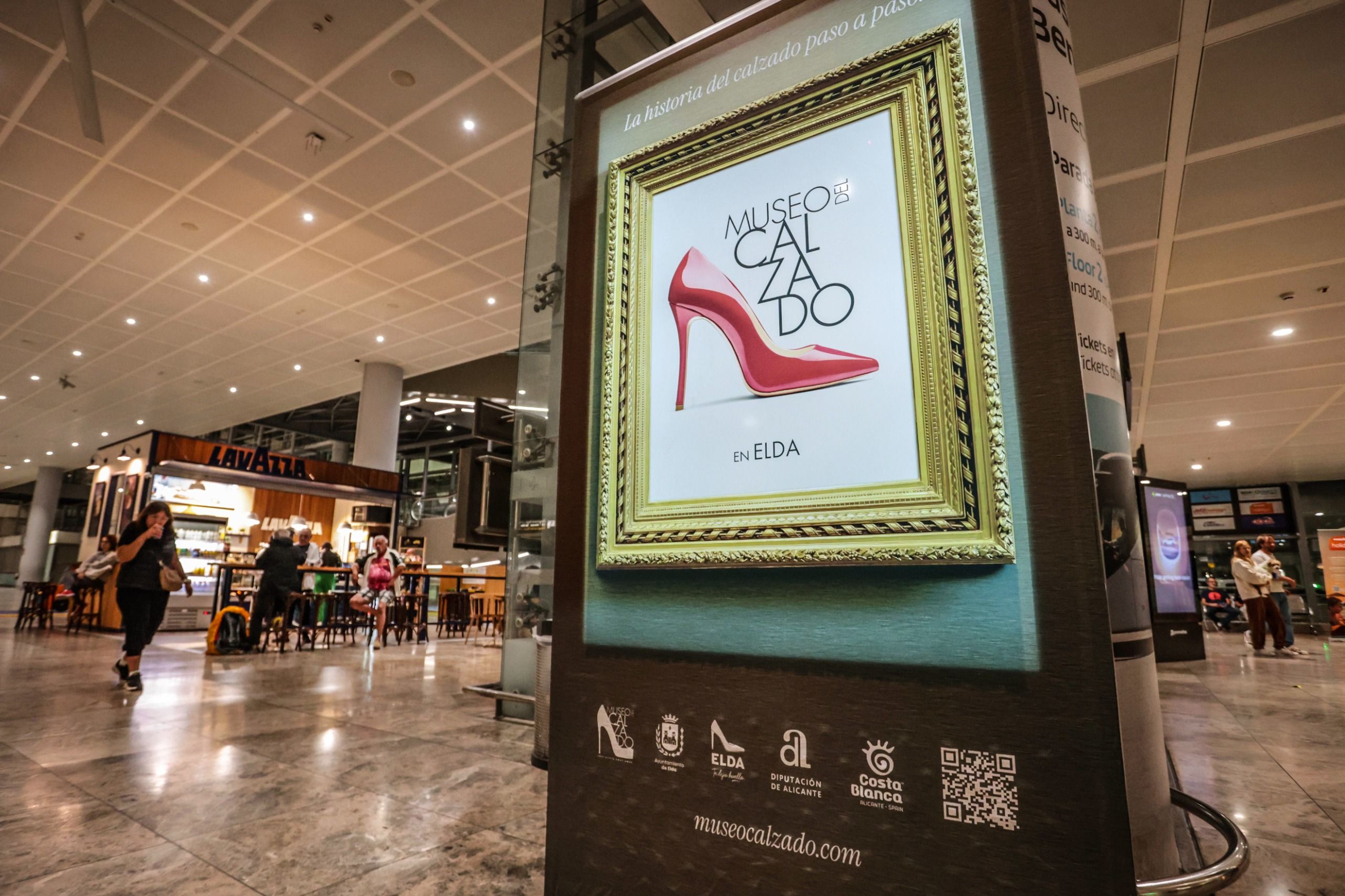 Publicitat del Museu del Calçat d'Elda en l'Aeroport