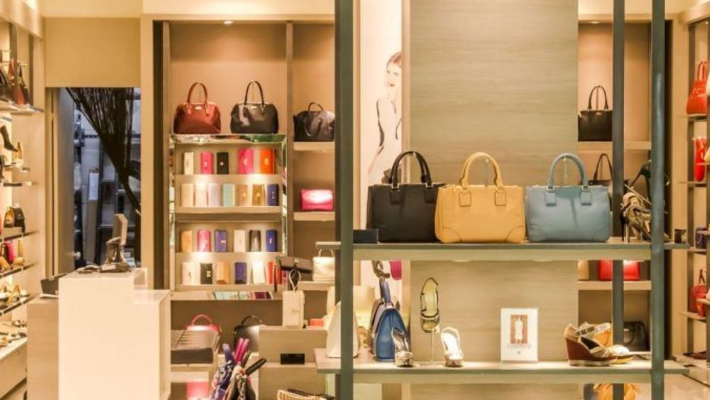 Escaparate de una tienda de bolsos Escaparate de una tienda de bolsos