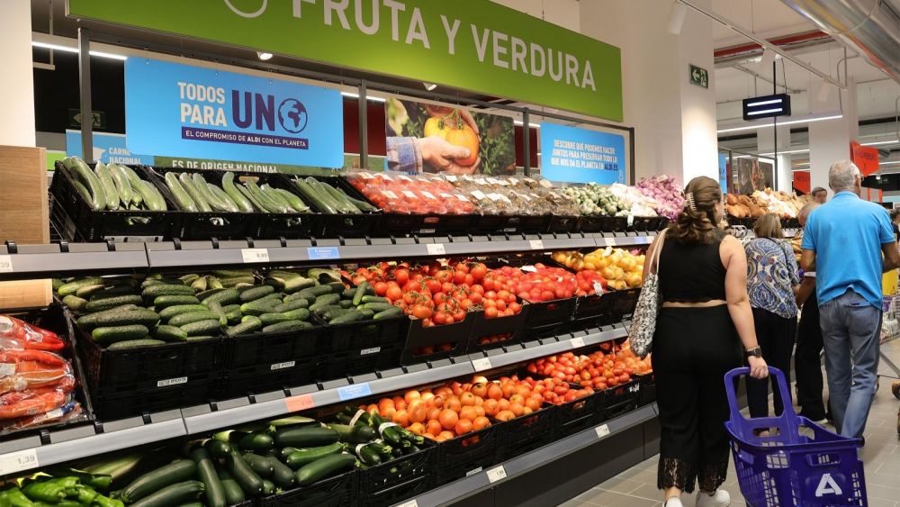 Sección de frutas y verduras en un supermercado de ALDI