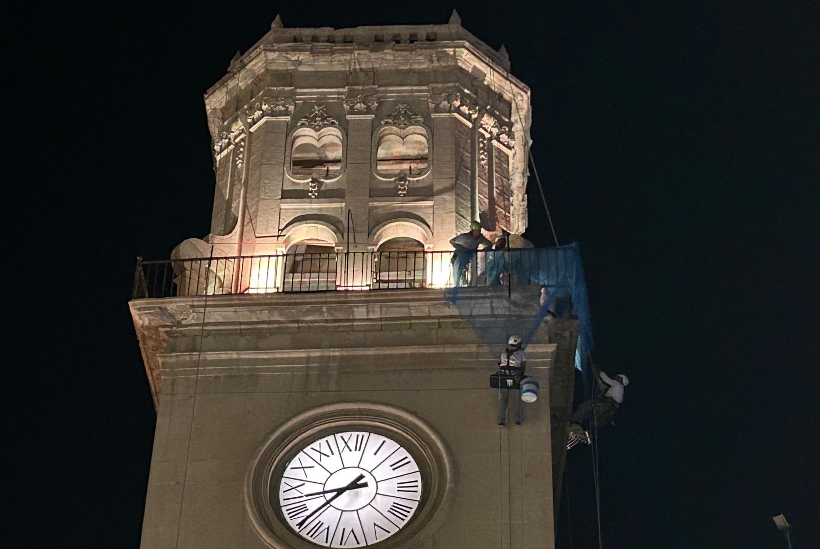 Mallas protectoras en la torre del reloj del Ayuntamiento de Alicante