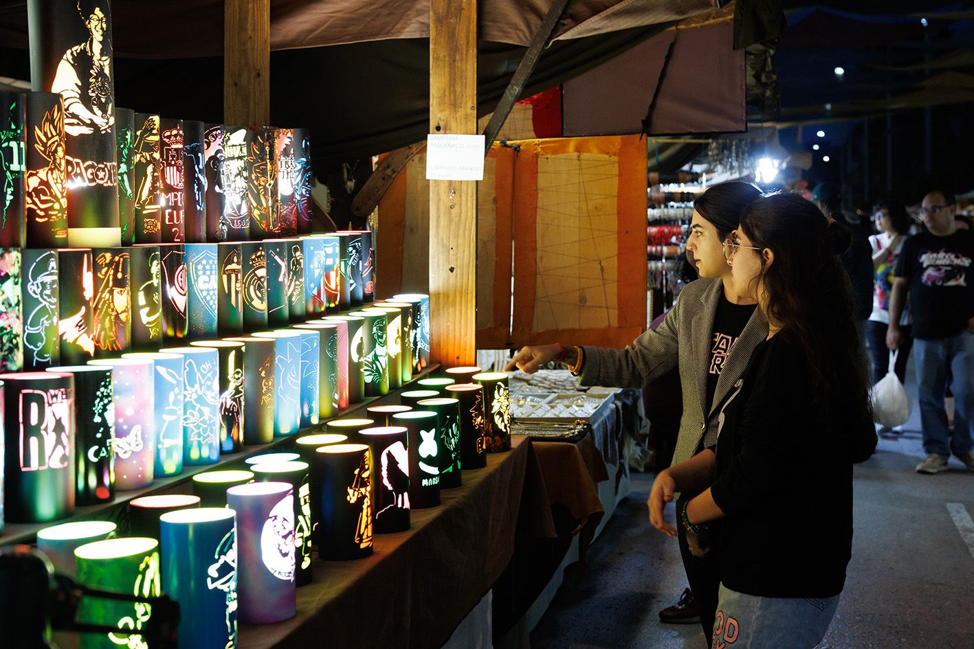 Lloc d'artesania lumínica en el mercat medieval d'Elx