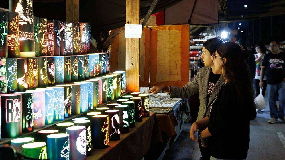 Puesto de artesanía lumínica en el mercado medieval de Elche Puesto de artesanía lumínica en el mercado medieval de Elche