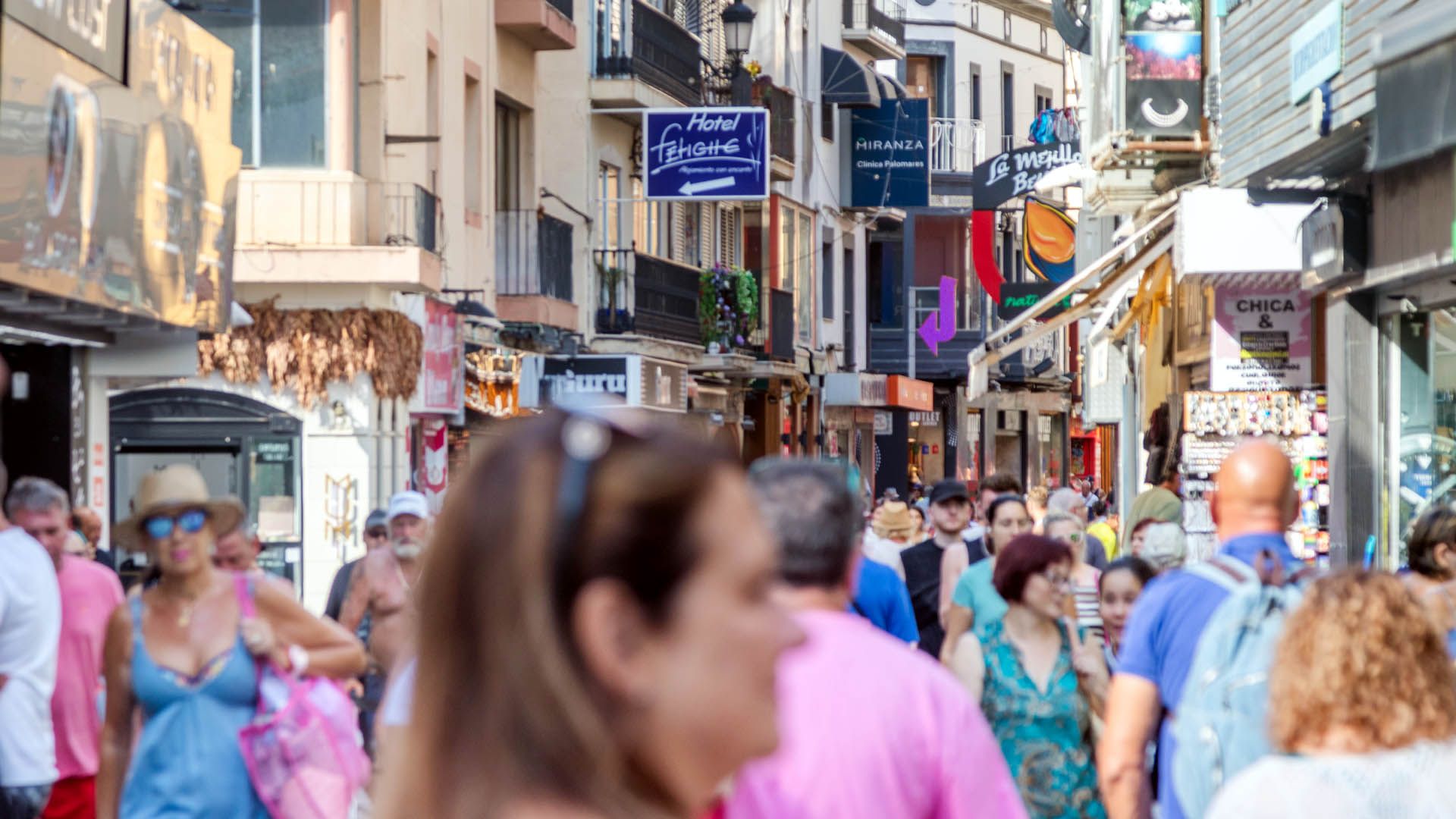 Diverses persones en un carrer comercial de Benidorm