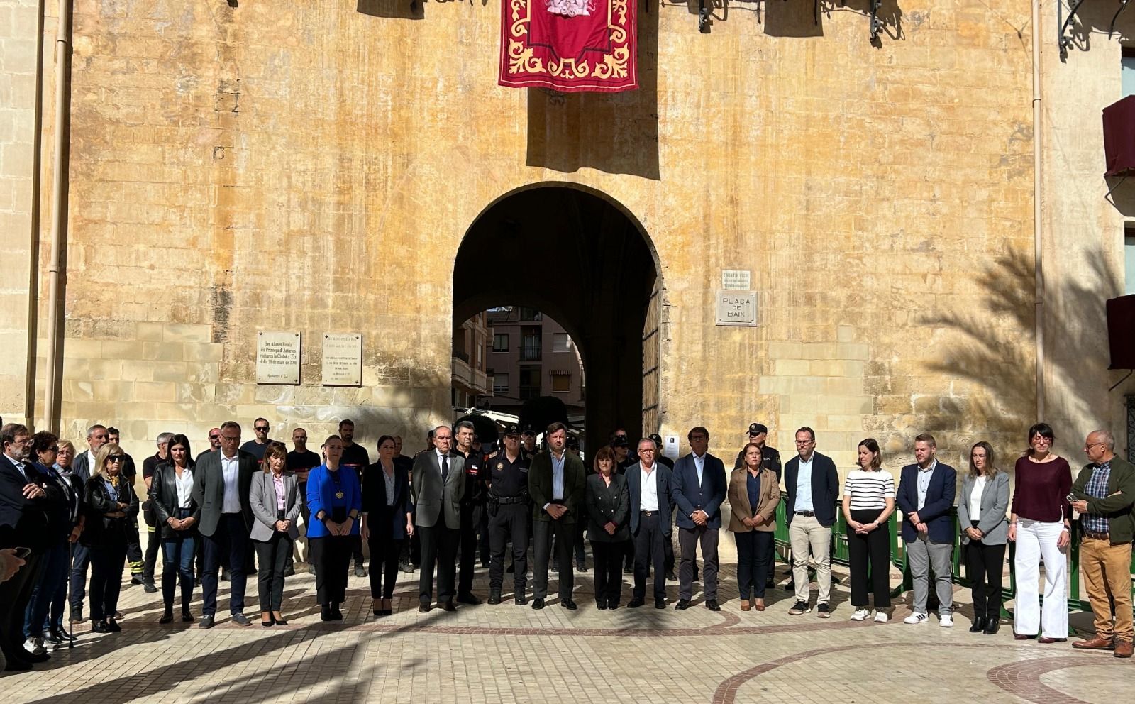 Minuto de silencio en el Ayuntamiento de Elche