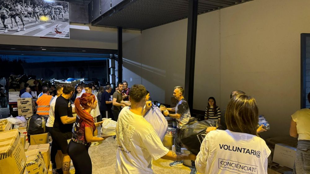 Voluntarios en el polideportivo El Toscar de Elche