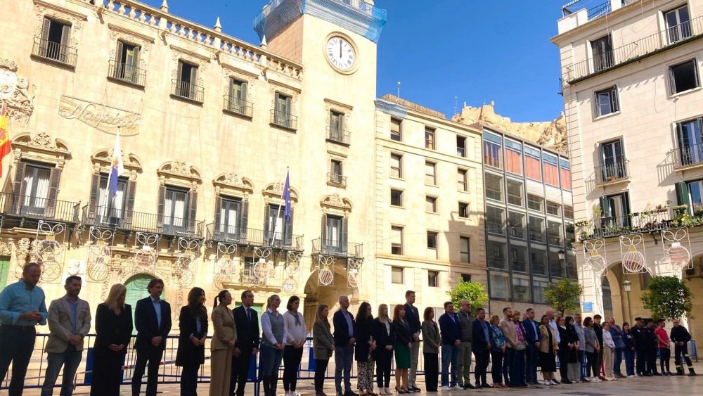 Cinco minutos de silencio en el Ayuntamiento de Alicante