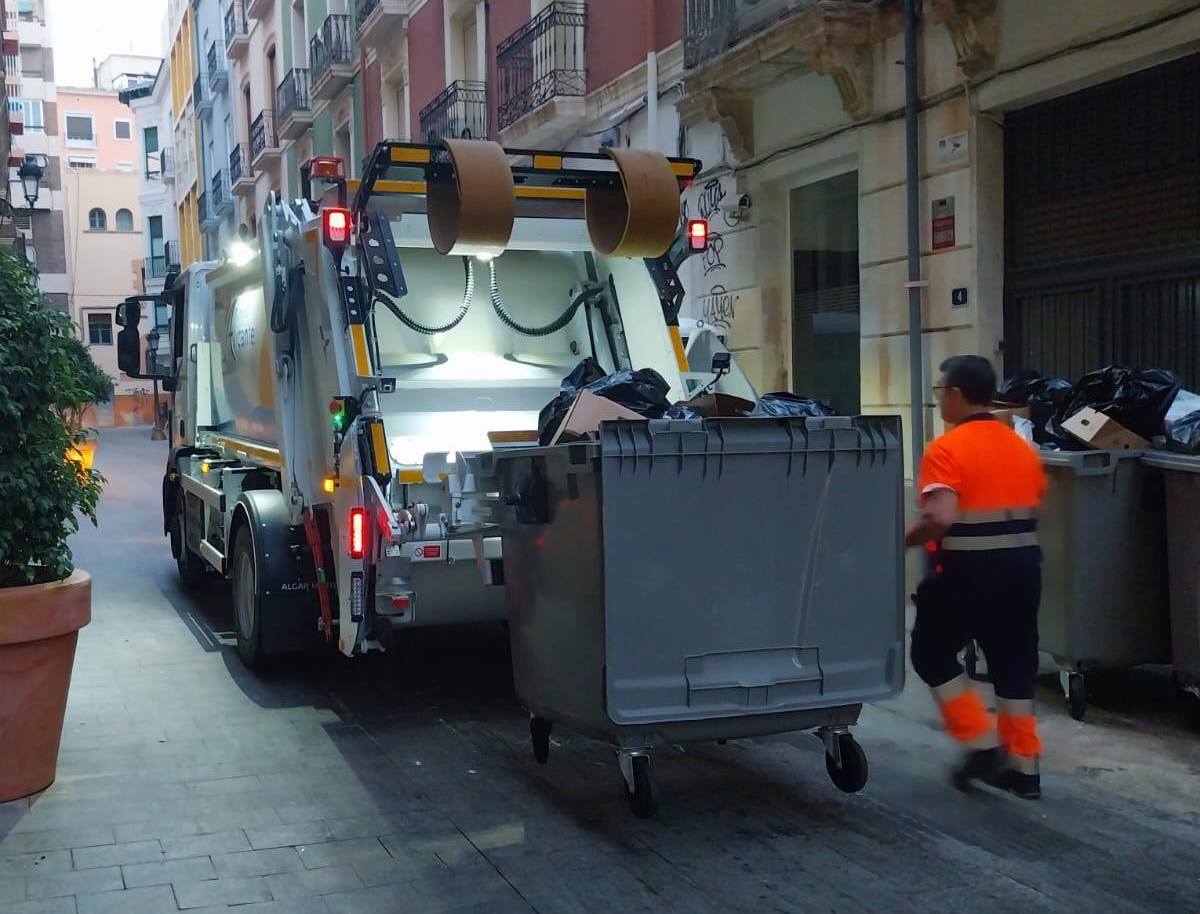 Un camión arreplega les escombraries en el centre d'Alacant