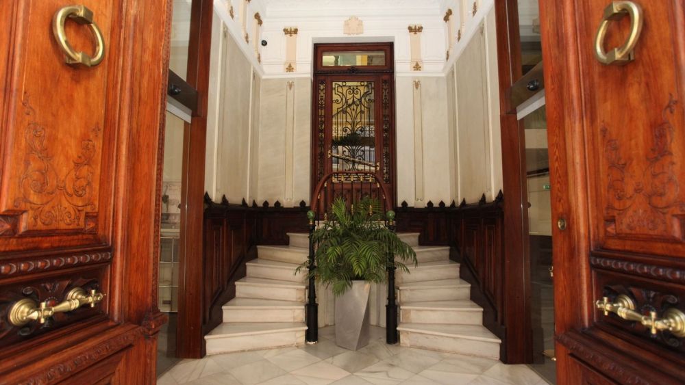 Escaleras de entrada en el Instituto de Cultura Alicantino Gil Albert